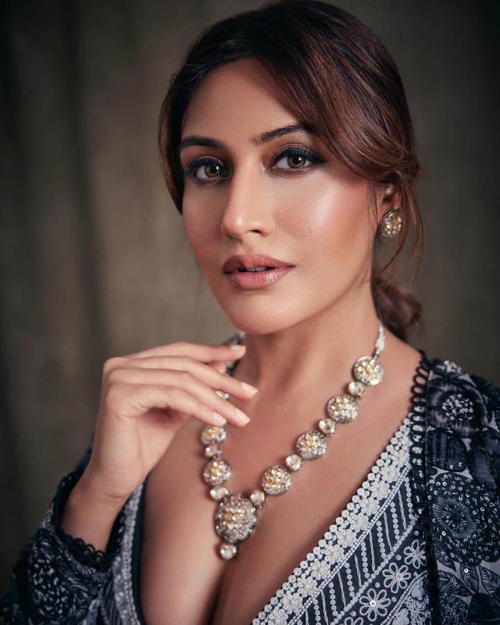 Surbhi-Chandna-pics.jpg 10