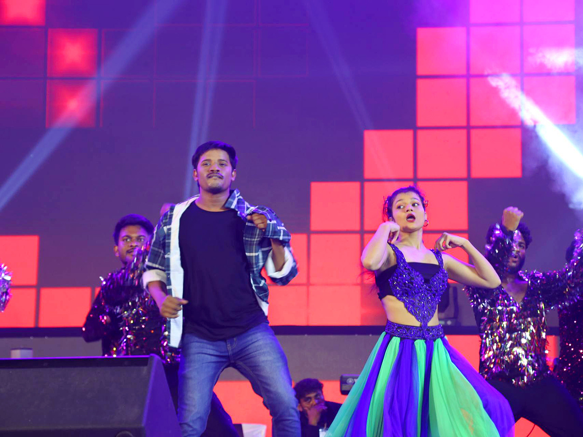 Guntur_20Kaaram_20Pre_20Release_20Event_20Photos_22.jpg 23