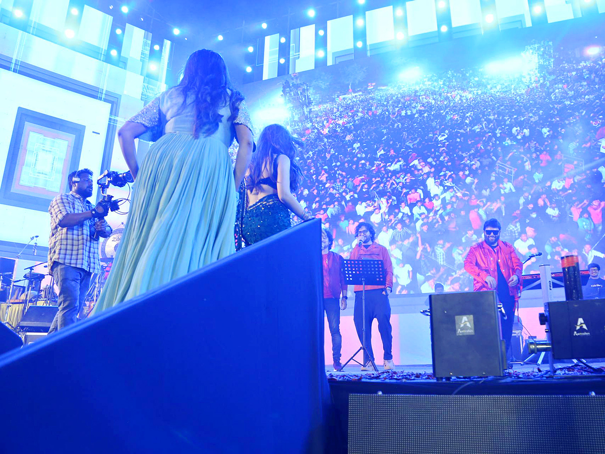 Guntur_20karam_20Pre_20Release_20Event.._20Sree_20Leela_20as_20a_20special_20attraction_20PHotos_1.jpg 2