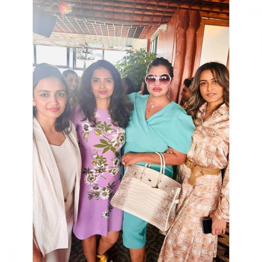 Namrata-Shirodkar-ladies-party-pics.jpg 6