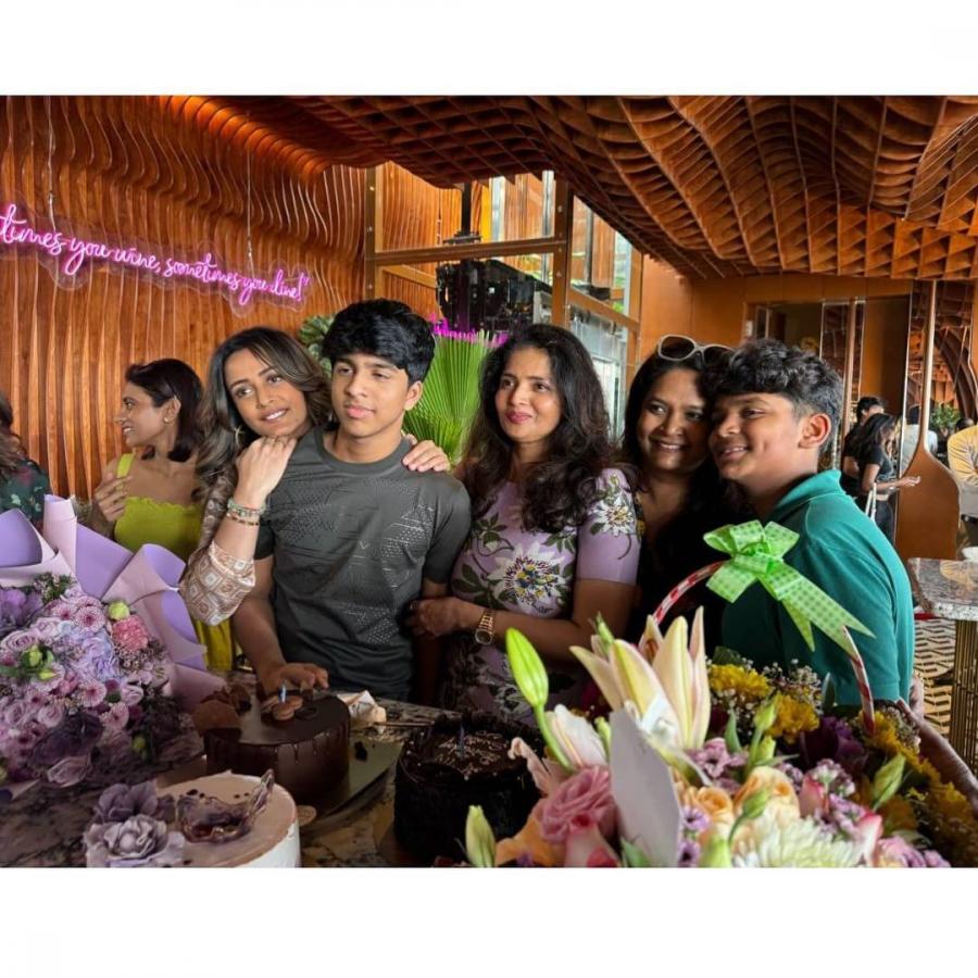Namrata-Shirodkar-ladies-party.jpg 5