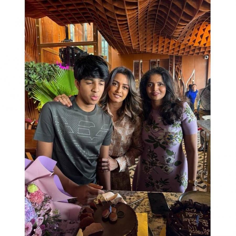 Namrata-Shirodkar-party-pics.jpg 2
