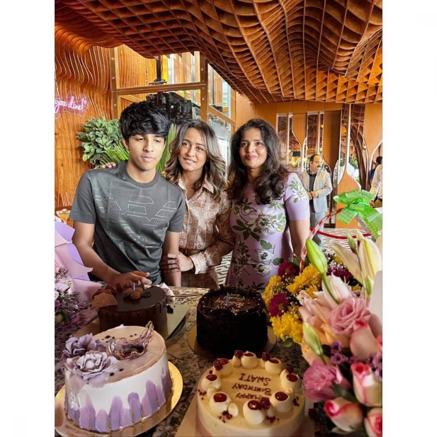 Namrata-Shirodkar-party.jpg 3