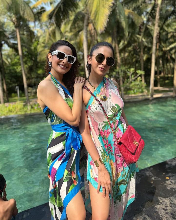 Pragya-Jaiswal-beach-pics.jpg 6
