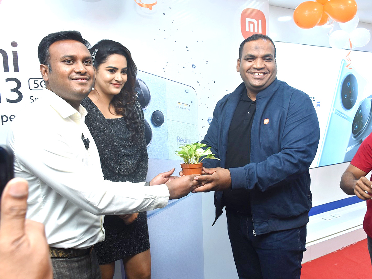 Redmi_20Note_2013_205G_20Series_20Launching_20in_20Bigg_20boss_20fame_20Himaja4.jpg 4
