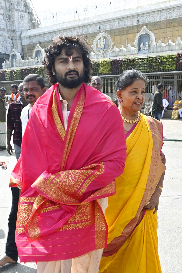 Sudheer_20Babu_20With_20His_20Family_20Visits_20Tirumala_20Temple_20Photos_1.jpg 2