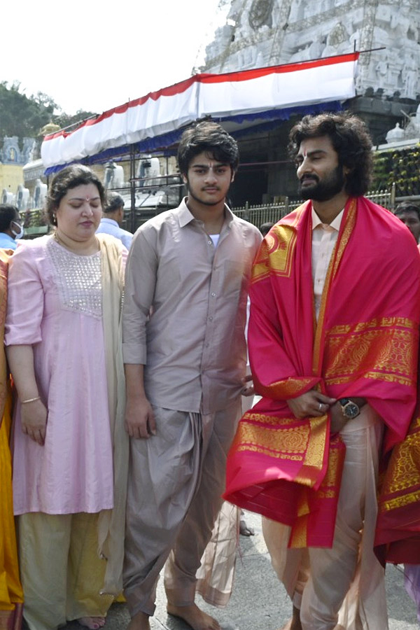 Sudheer_20Babu_20With_20His_20Family_20Visits_20Tirumala_20Temple_20Photos_10.jpg 11