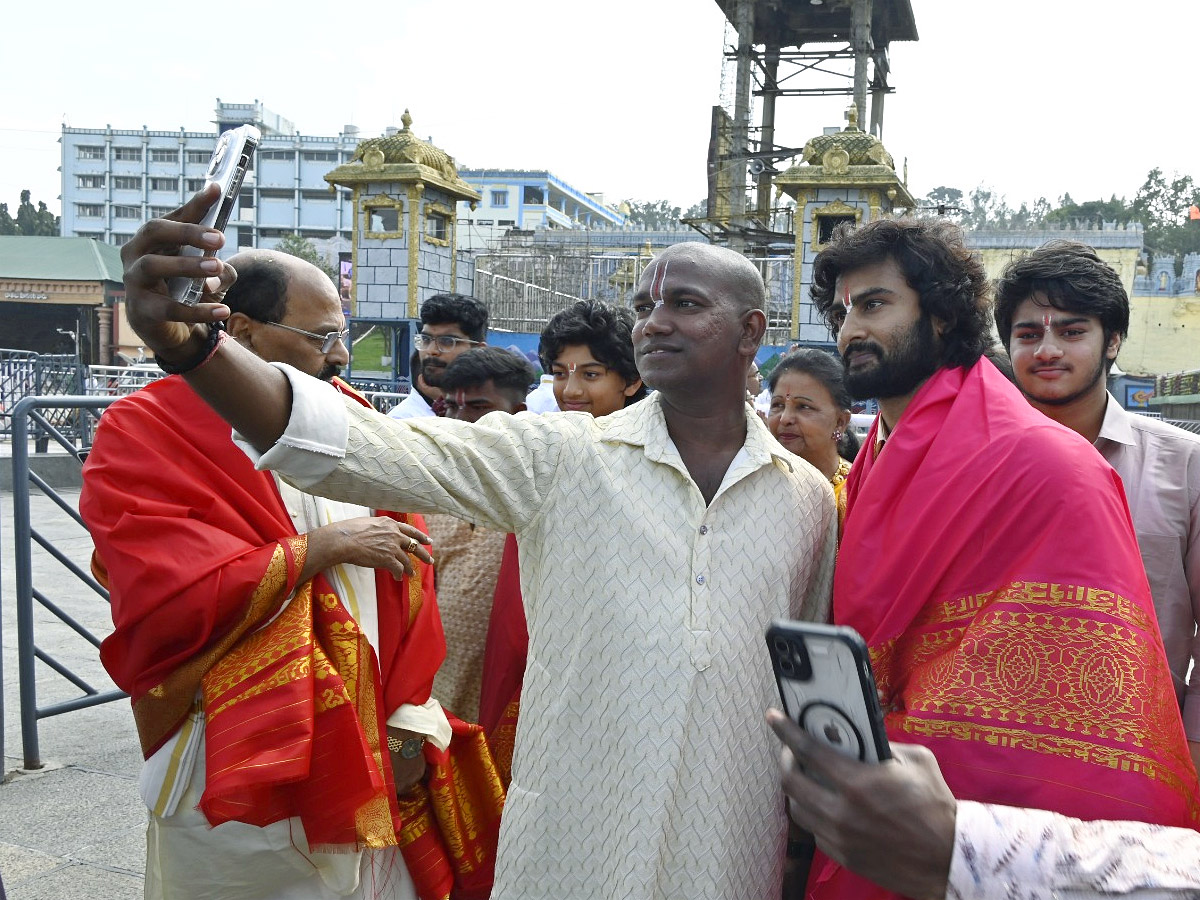 Sudheer_20Babu_20With_20His_20Family_20Visits_20Tirumala_20Temple_20Photos_13.jpg 14