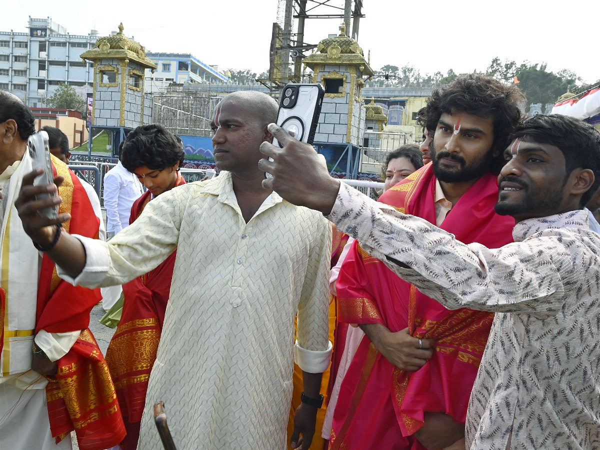 Sudheer_20Babu_20With_20His_20Family_20Visits_20Tirumala_20Temple_20Photos_14.jpg 15