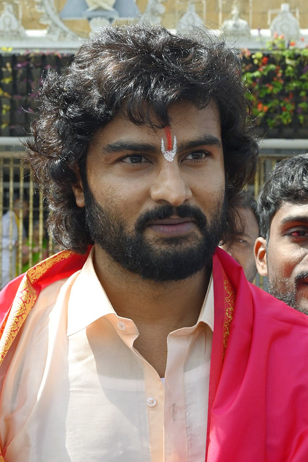 Sudheer_20Babu_20With_20His_20Family_20Visits_20Tirumala_20Temple_20Photos_15.jpg 16