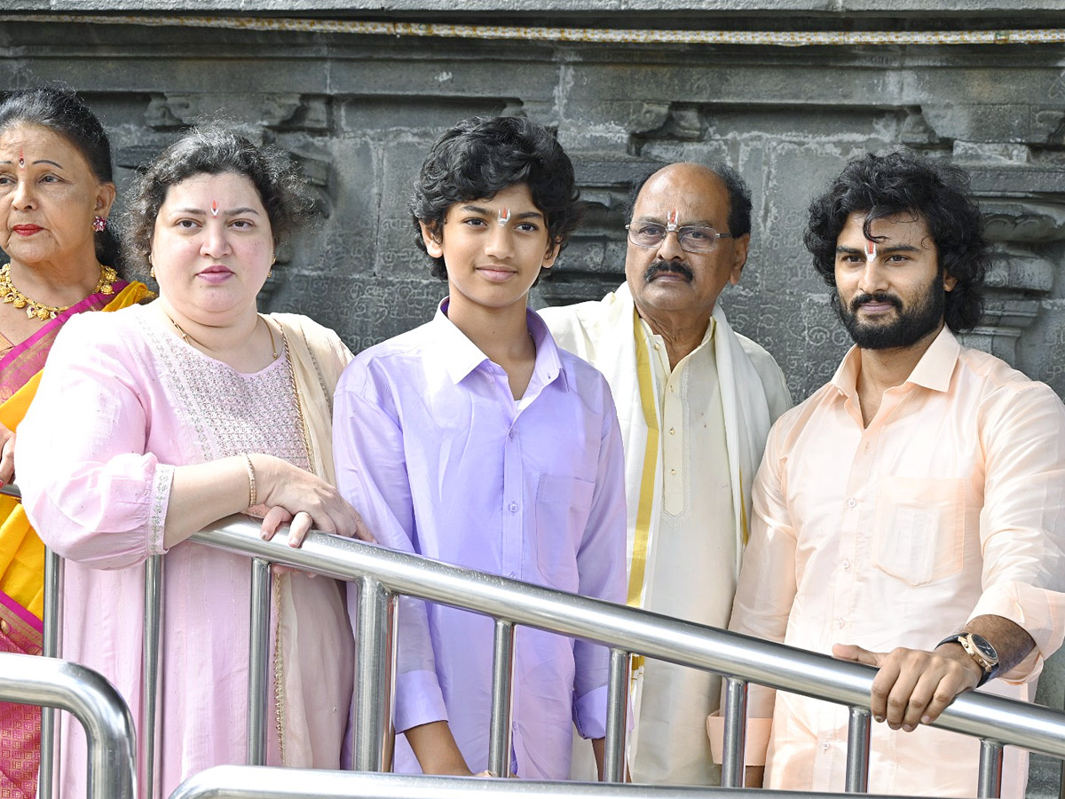 Sudheer_20Babu_20With_20His_20Family_20Visits_20Tirumala_20Temple_20Photos_21.jpg 22