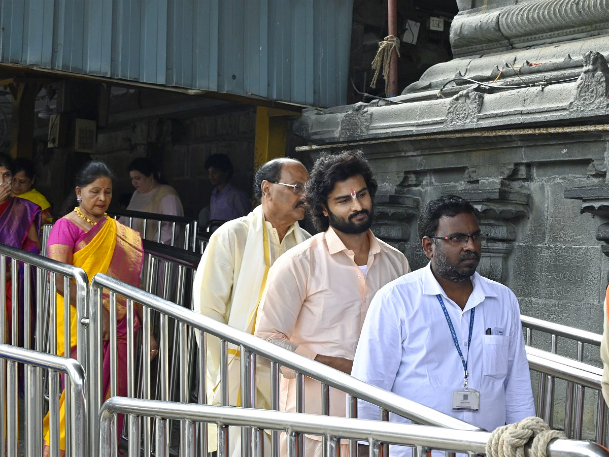 Sudheer_20Babu_20With_20His_20Family_20Visits_20Tirumala_20Temple_20Photos_22.jpg 23