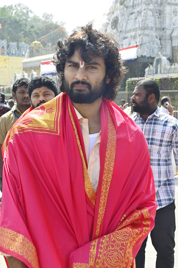 Sudheer_20Babu_20With_20His_20Family_20Visits_20Tirumala_20Temple_20Photos_4.jpg 5