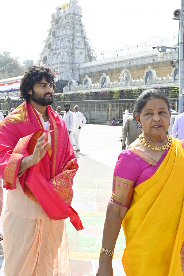 Sudheer_20Babu_20With_20His_20Family_20Visits_20Tirumala_20Temple_20Photos_6.jpg 7