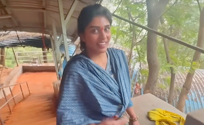 Telugu_20Actress_20Surekha_20Vani_20And_20Daughter_20in_20Tirumala_20Photos_4.jpg 5