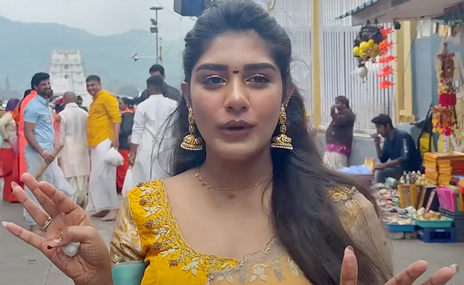 Telugu_20Actress_20Surekha_20Vani_20And_20Daughter_20in_20Tirumala_20Photos_5.jpg 6