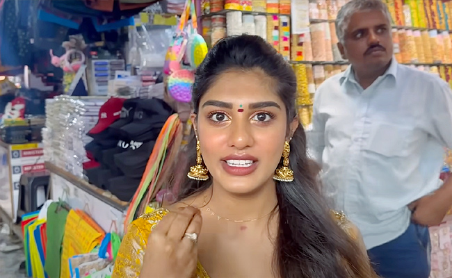 Telugu_20Actress_20Surekha_20Vani_20And_20Daughter_20in_20Tirumala_20Photos_7.jpg 8
