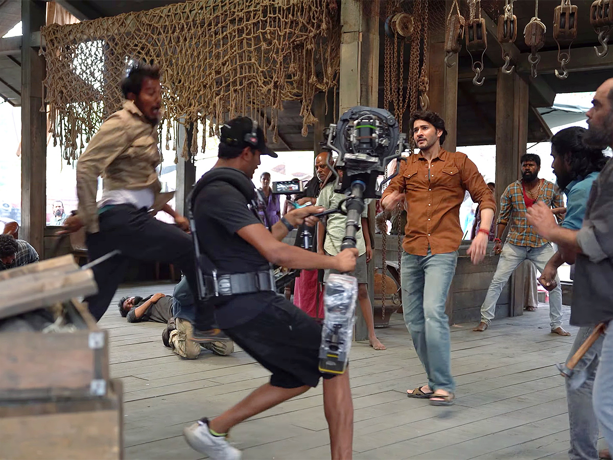 Mahesh_20Babu_20Guntur_20Karam_20Making_20Video-15.jpg 15