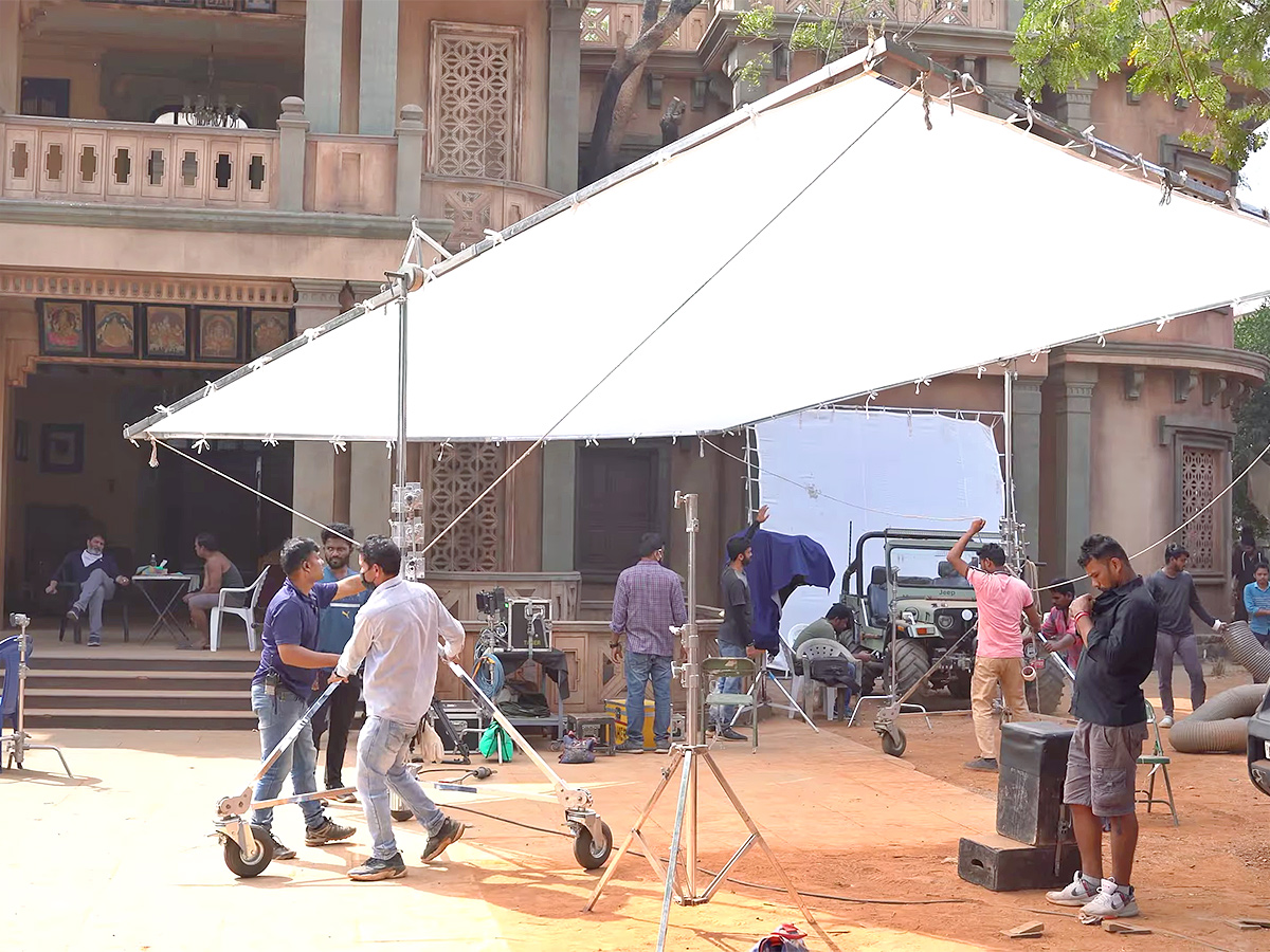 Mahesh_20Babu_20Guntur_20Karam_20Making_20Video-22.jpg 22