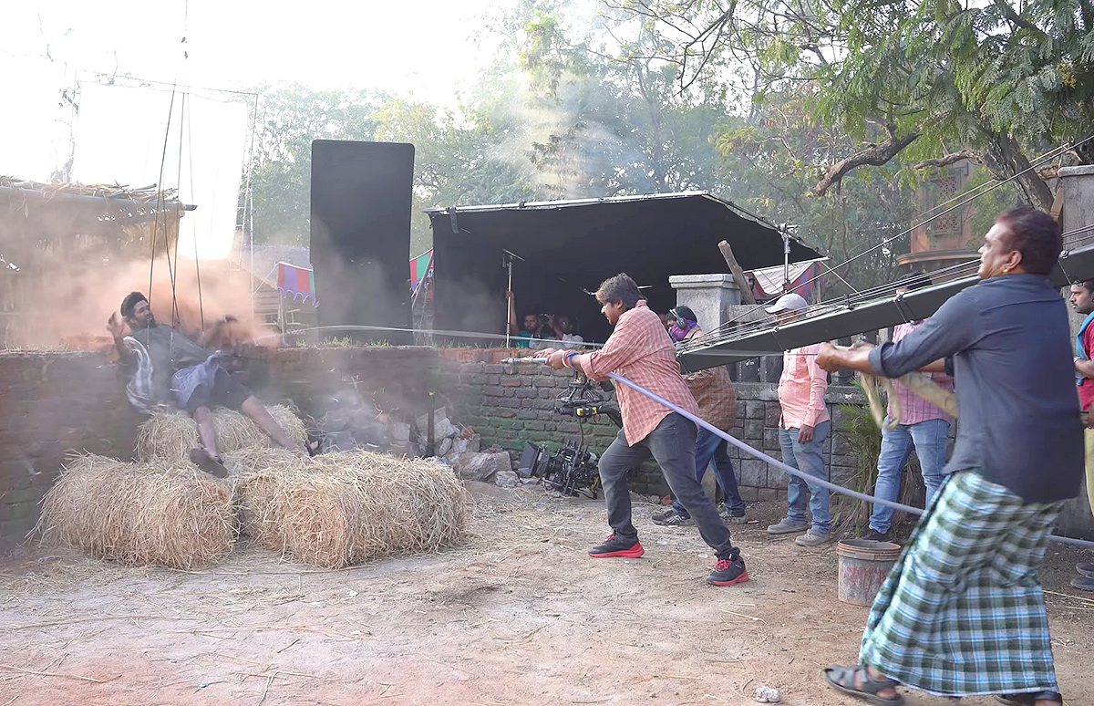 Mahesh_20Babu_20Guntur_20Karam_20Making_20Video-28.jpg 28