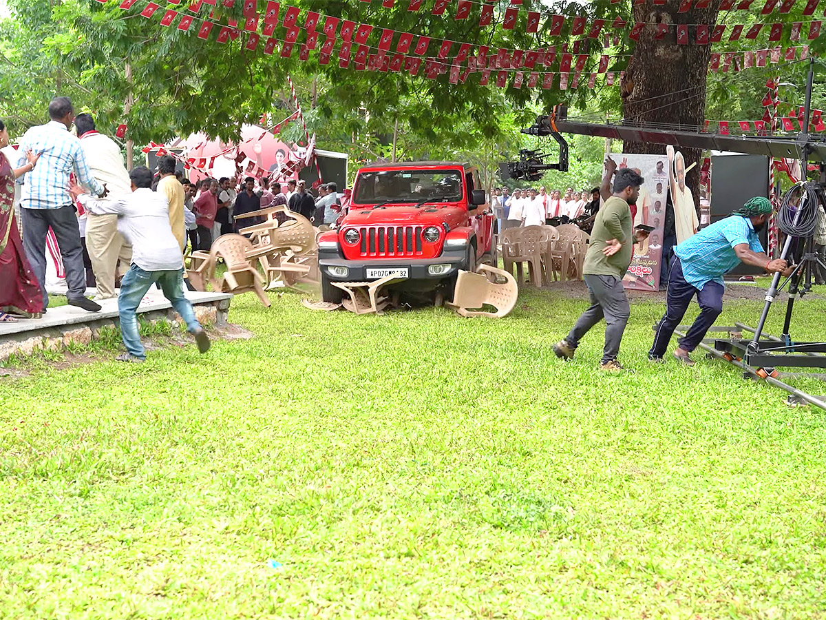 Mahesh_20Babu_20Guntur_20Karam_20Making_20Video-35.jpg 34