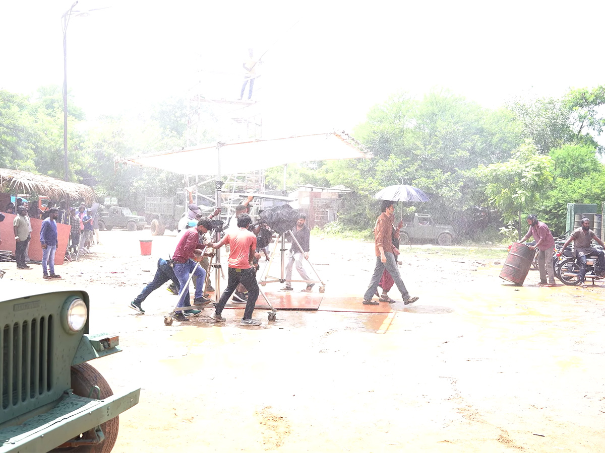Mahesh_20Babu_20Guntur_20Karam_20Making_20Video-38.jpg 37