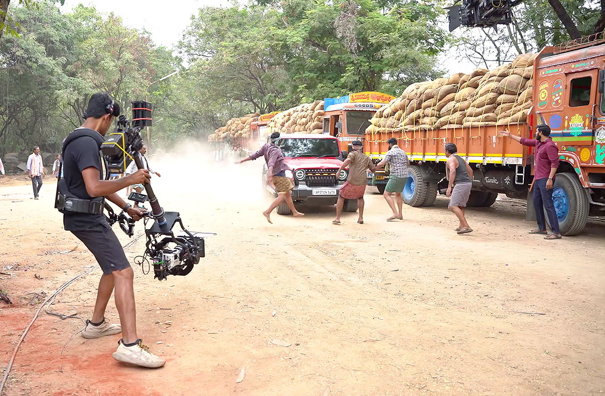 Mahesh_20Babu_20Guntur_20Karam_20Making_20Video-8.jpg 8