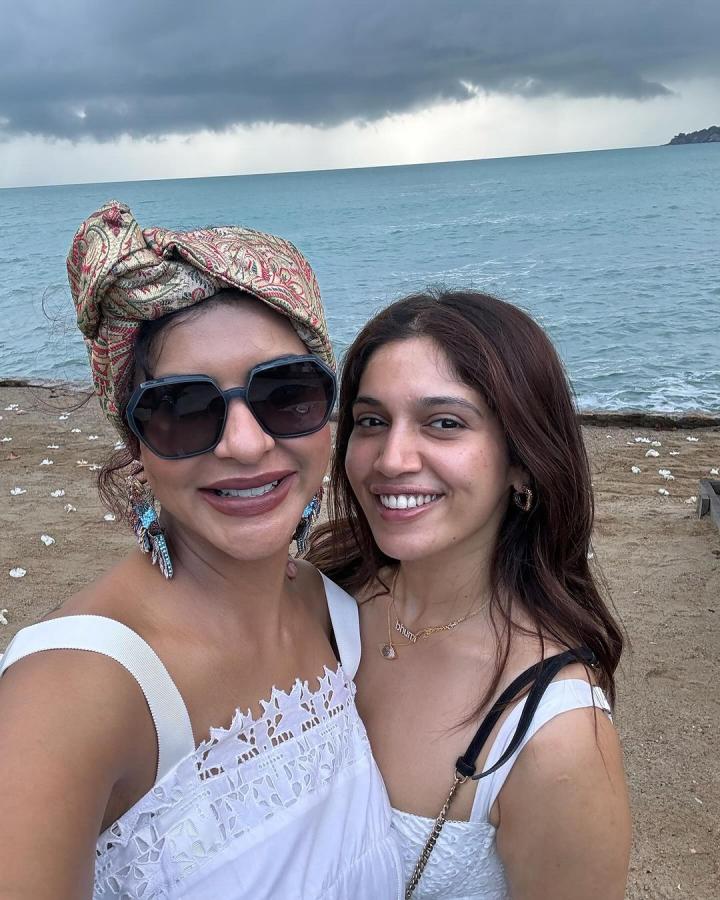 Rakul-Pragya-Lakshmi-beach-photos.jpg 5