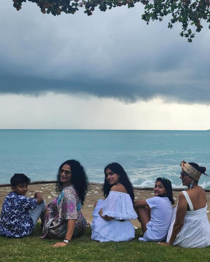 Rakul-Pragya-Lakshmi-beach-pics.jpg 4