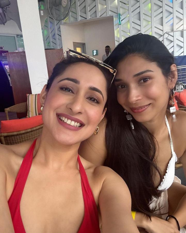 Rakul-Pragya-with-friends.jpg 8