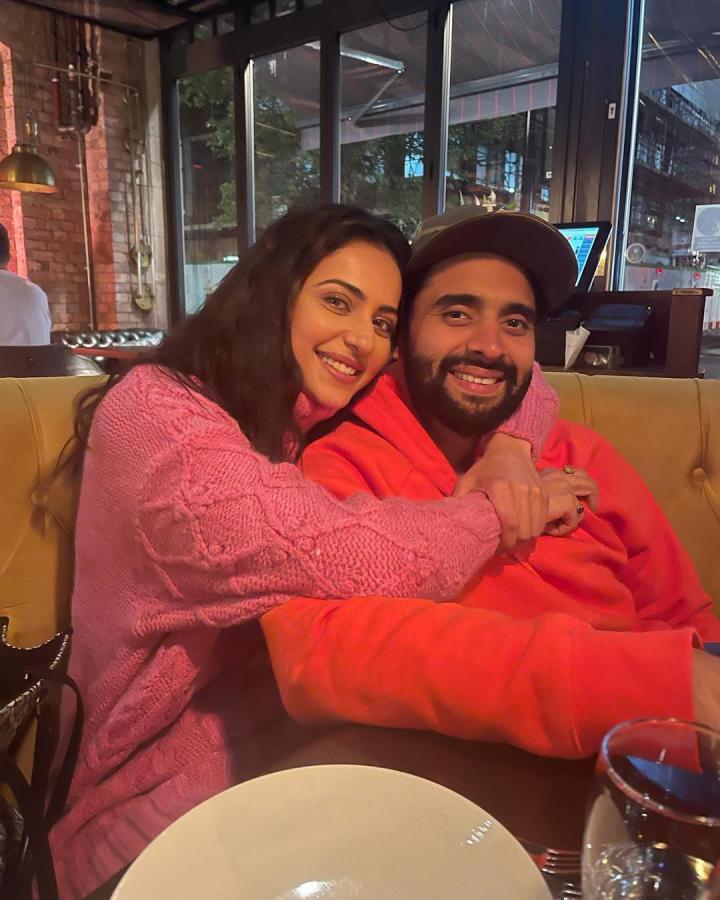 Rakul-couple-pic.jpg 7