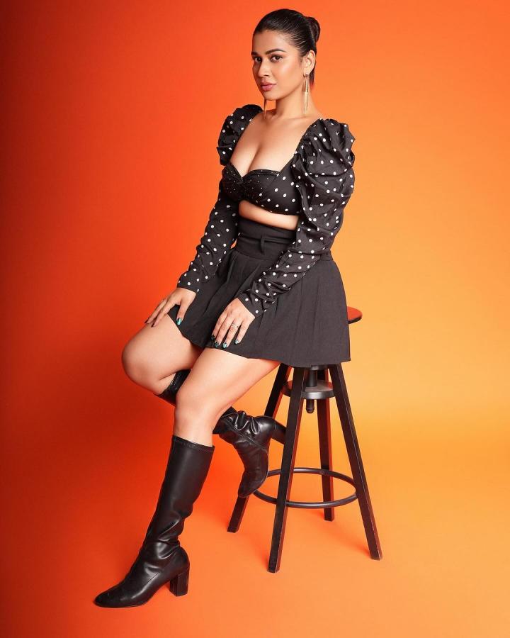Inaya-Sulthana-black-dress.jpg 7
