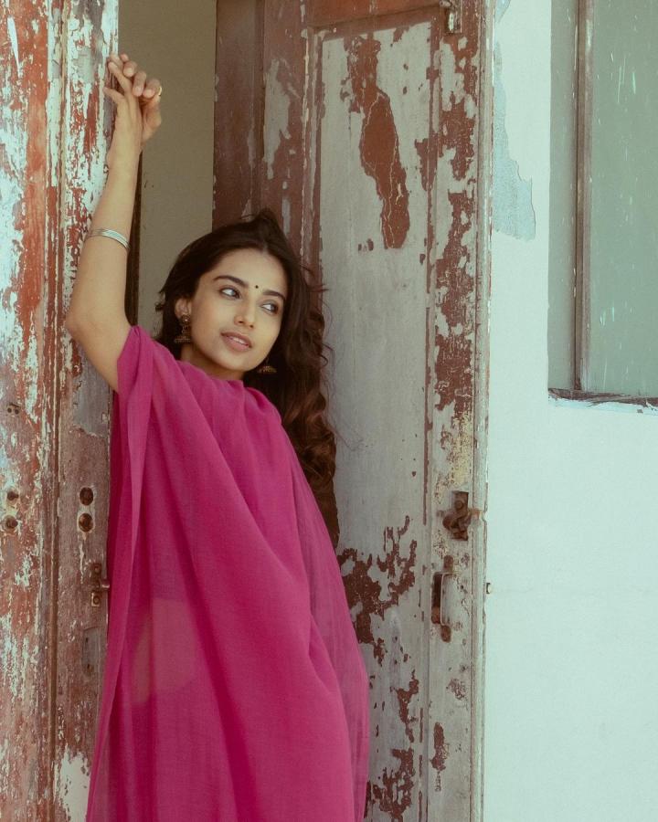 Meenakshi-Chaudhary-insta-pics.jpg 9