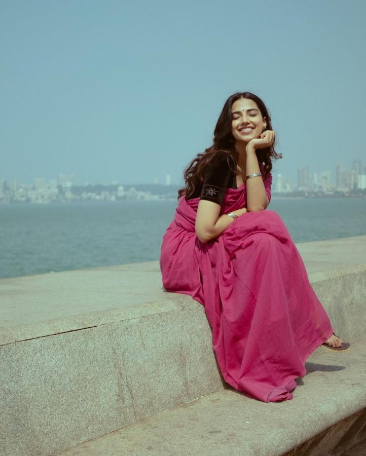 Meenakshi-Chaudhary-look.jpg 7