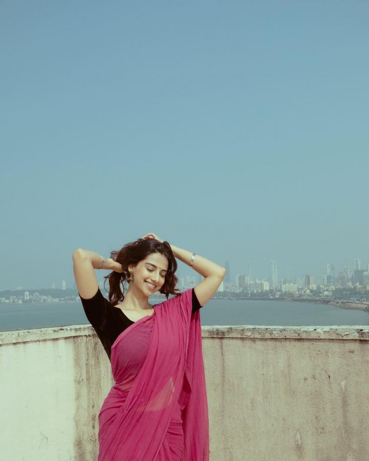 Meenakshi-Chaudhary-photos.jpg 8