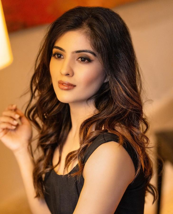 Amritha-Aiyer-poses.jpg 4