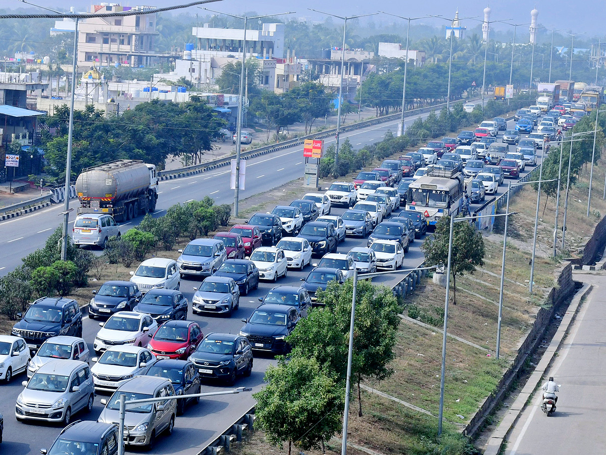 Heavy_20Traffic_20Jam_20On_20Hyderabad_20To_20Vijayawada_20Highway_20Photos_10.jpg 11