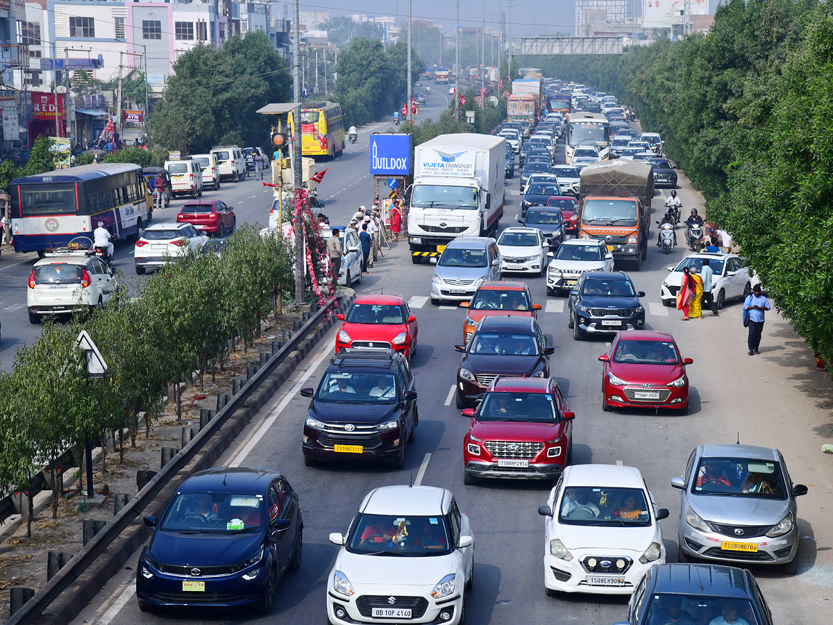 Heavy_20Traffic_20Jam_20On_20Hyderabad_20To_20Vijayawada_20Highway_20Photos_13.jpg 14