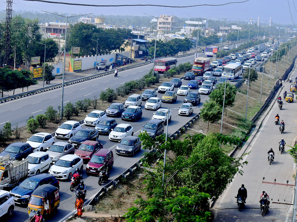 Heavy_20Traffic_20Jam_20On_20Hyderabad_20To_20Vijayawada_20Highway_20Photos_6.jpg 7