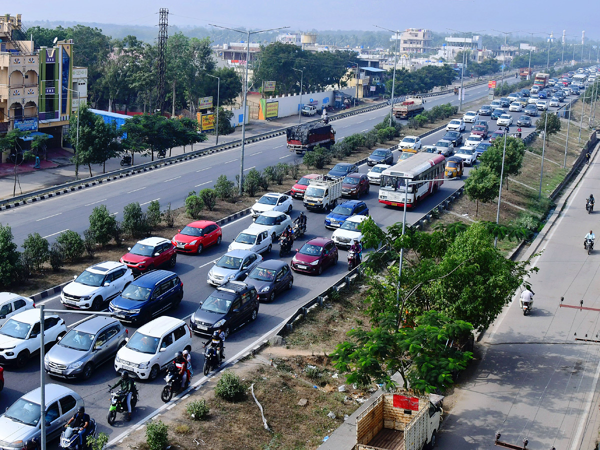Heavy_20Traffic_20Jam_20On_20Hyderabad_20To_20Vijayawada_20Highway_20Photos_7.jpg 8