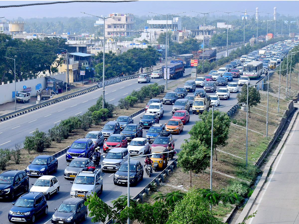 Heavy_20Traffic_20Jam_20On_20Hyderabad_20To_20Vijayawada_20Highway_20Photos_9.jpg 10