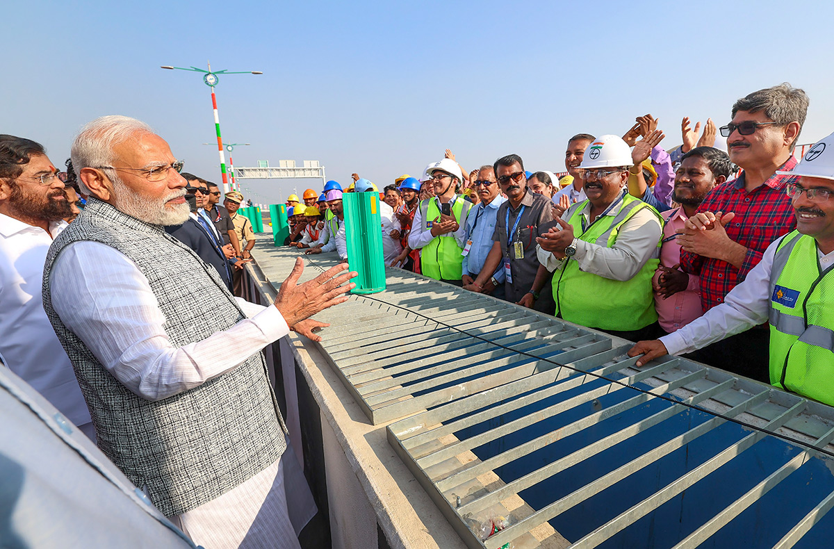 Narendra_20Modi_20at_20Atal_20Setu_20in_20mumbai-8.jpg 8