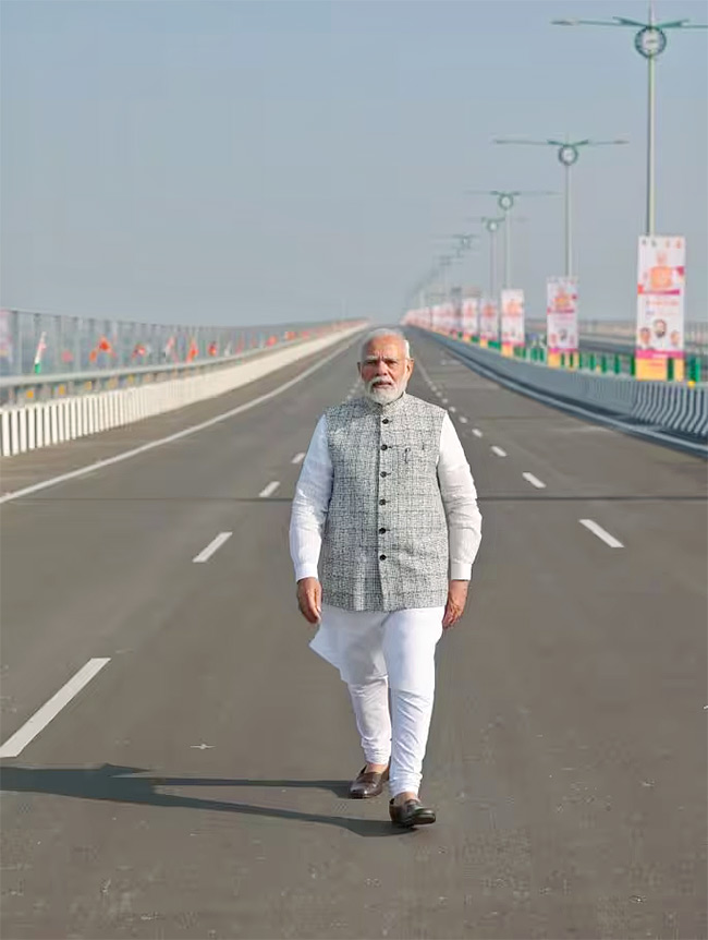 Narendra_20Modi_20at_20Atal_20Setu_20in_20mumbai-9.jpg 9