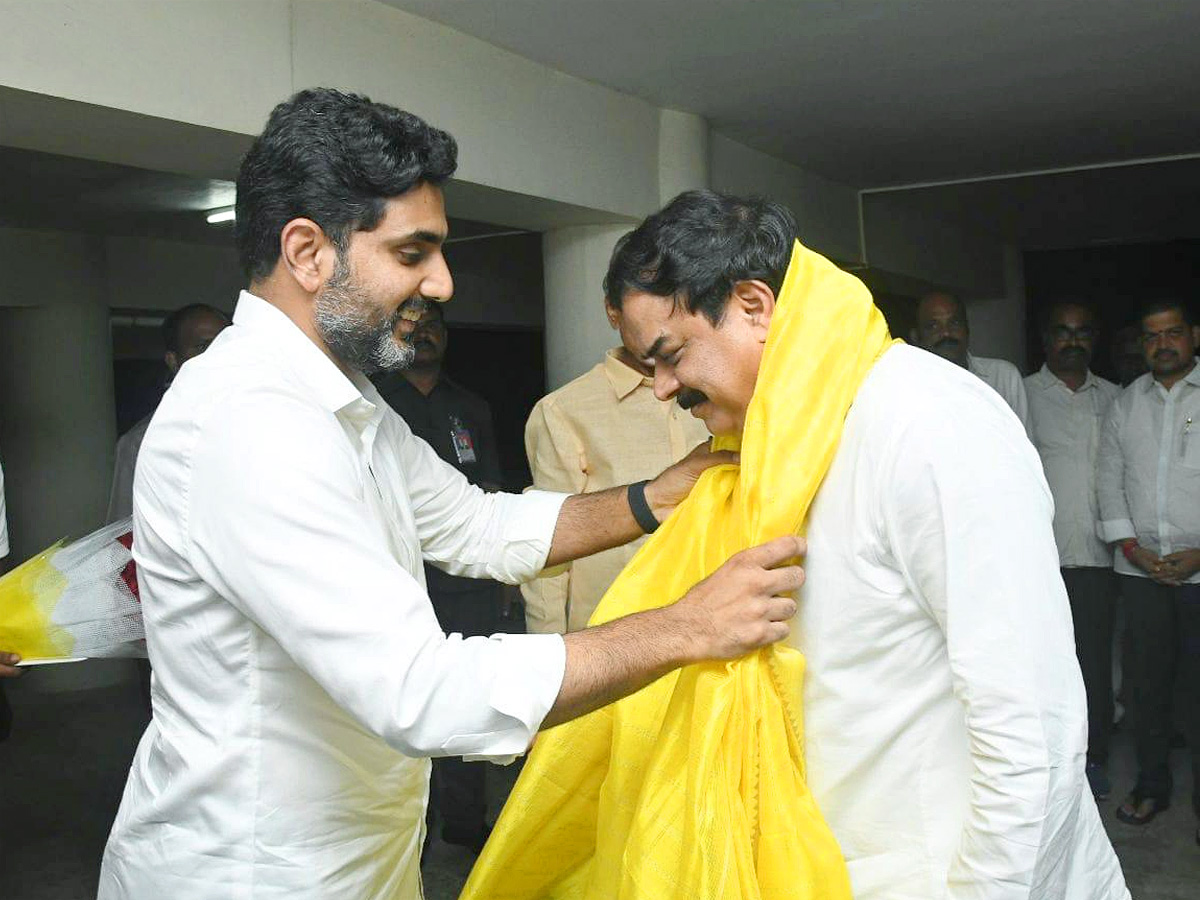 Pawan_20Kalyan_20Meets_20Chandrababu_20in_20his_20Residence_20PHotos_4.jpg 4
