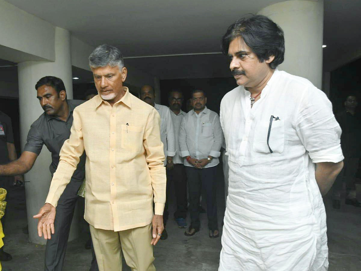 Pawan_20Kalyan_20Meets_20Chandrababu_20in_20his_20Residence_20PHotos_6.jpg 6
