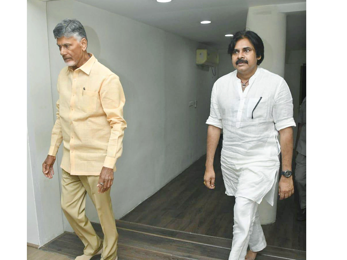 Pawan_20Kalyan_20Meets_20Chandrababu_20in_20his_20Residence_20PHotos_8.jpg 8
