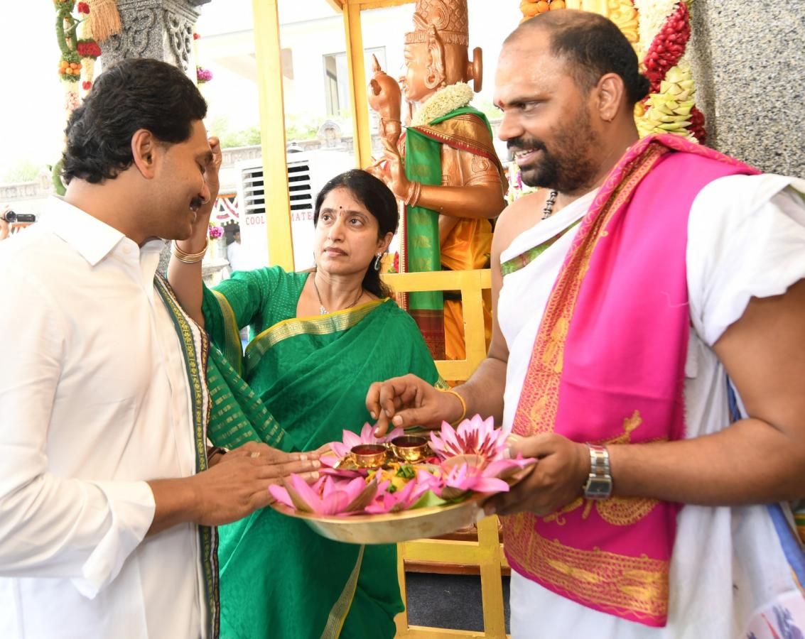 CM-YS-Jagan-Bhogi-Celebrations-08.jpeg 15