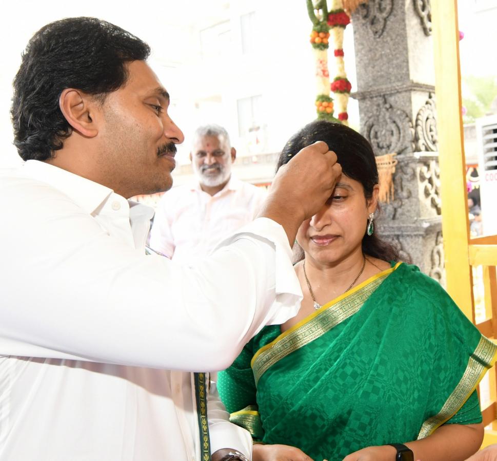CM-YS-Jagan-Bhogi-Celebrations-09.jpeg 17