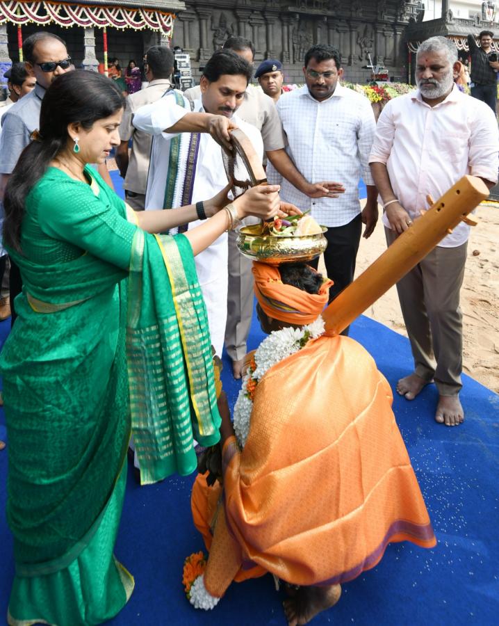 CM-YS-Jagan-Bhogi-Celebrations-24.jpeg 30