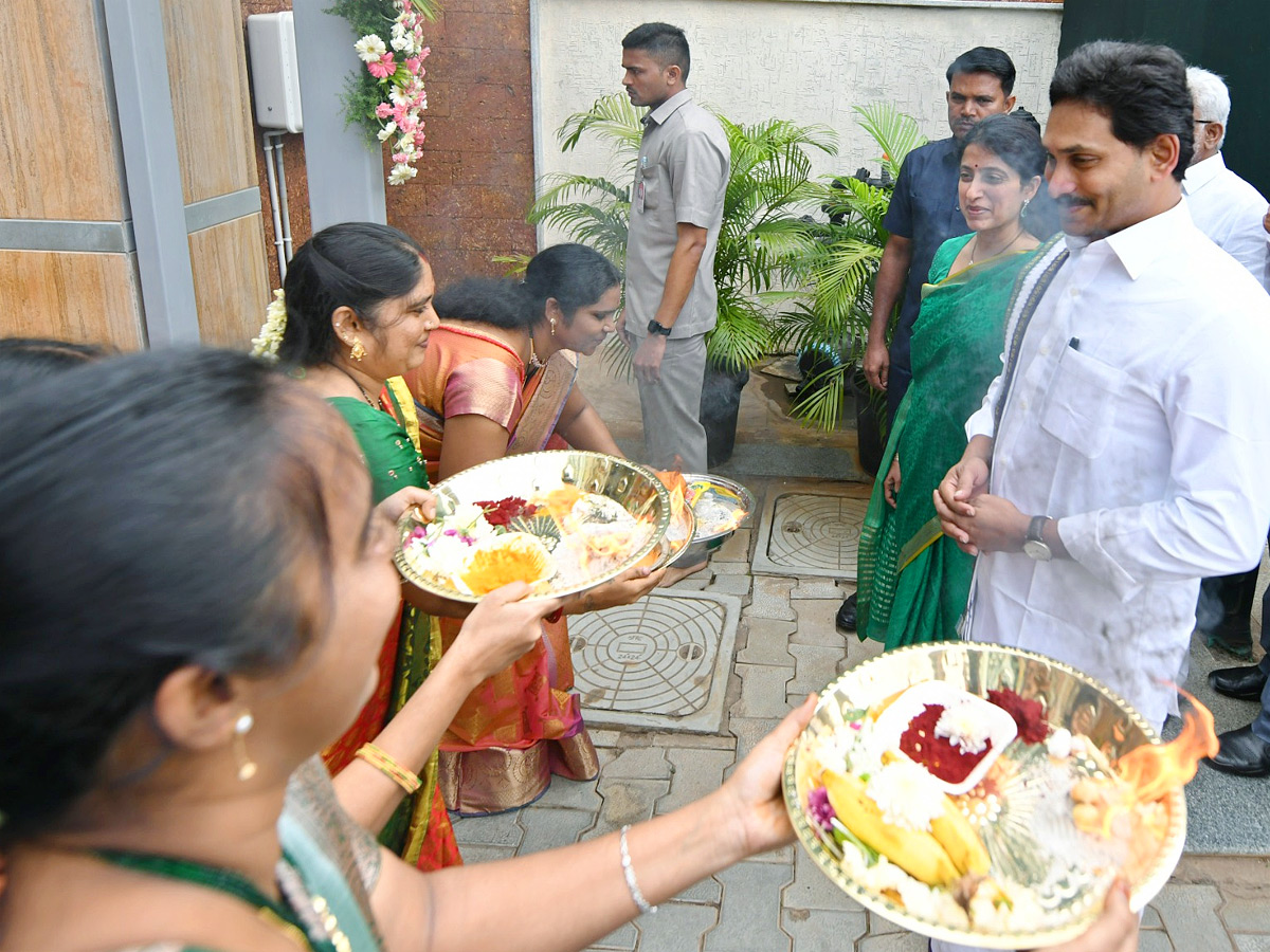 CM_20YS_20Jagan_20and_20YS_20Bharati_20Bhogi_20Celebrations_20Photos_1.jpg 2
